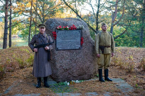 Почетный караул у памятного камня в Яунциемсе - Sputnik Латвия