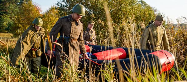 Участники реконструкции форсирования в форме бойцов Красной армии - Sputnik Латвия