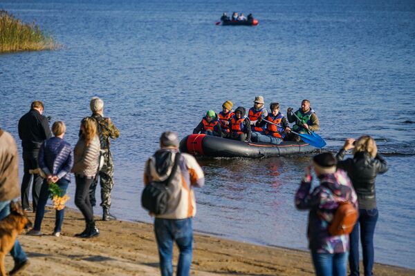 Первая лодка причаливает на берег Киш-озера в Межапарке - Sputnik Латвия