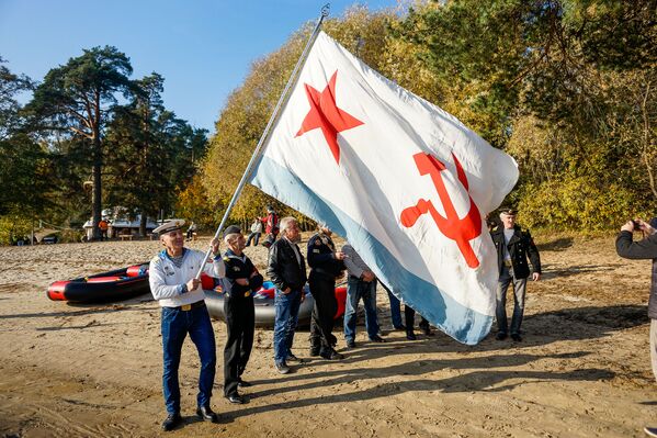 Рижский клуб моряков Гангут встречает участников форсирования в Межапарке - Sputnik Латвия