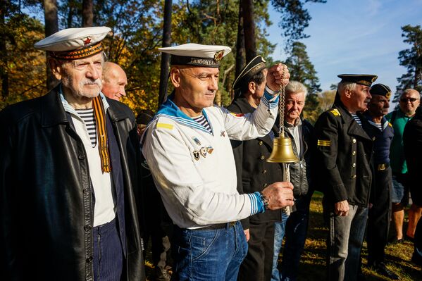 В память о советских солдатах, участвовавших в форсировании Киш-озера в октябре 1944 года, звучит корабельная рында - Sputnik Латвия