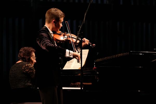 Скрипач Даниил Булаев пленил публику Латвийской Национальной оперы - Sputnik Латвия