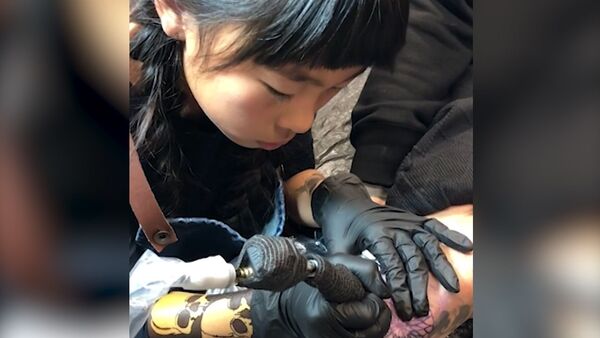 Deviņgadīga tetovētāja iekarojusi internetu - Sputnik Latvija