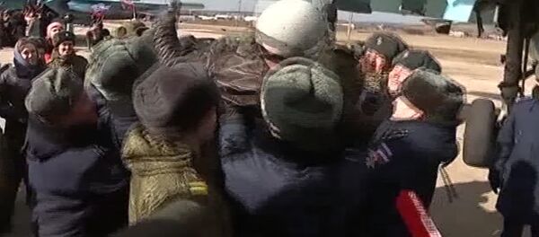 Вернувшихся из Сирии летчиков встречали хлебом-солью и качали на руках Вернувшихся из Сирии летчиков встречали хлебом-солью и качали на руках - Sputnik Латвия