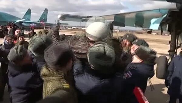 Вернувшихся из Сирии летчиков встречали хлебом-солью и качали на руках - Sputnik Latvija