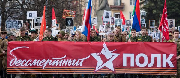 Участники акции Бессмертный полк. Архивное фото Участники акции Бессмертный полк. Архивное фото - Sputnik Latvija