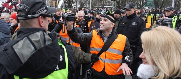 Задержание британского журналиста Грэма Филлипса на шествии 16 марта в Риге Задержание британского журналиста Грэма Филлипса на шествии 16 марта в Риге - Sputnik Latvija