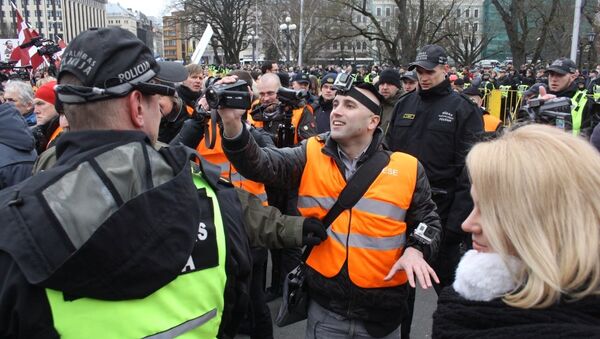 Задержание британского журналиста Грэма Филлипса на шествии 16 марта в Риге - Sputnik Latvija