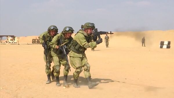 Защитники дружбы: десантники РФ и спецназ Египта в пустыне - видео - Sputnik Латвия