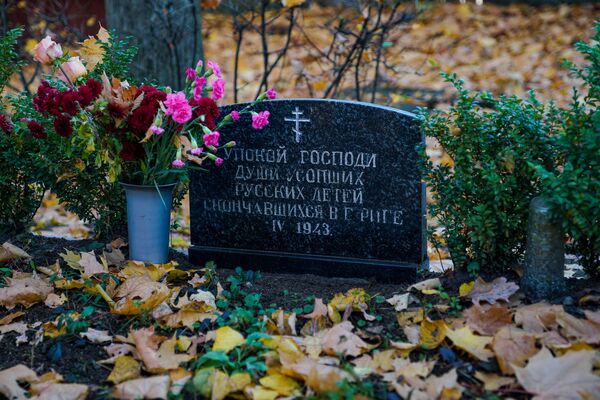 Чтобы помнили и гордились: в Риге отреставрировали захоронение советских воинов - Sputnik Латвия