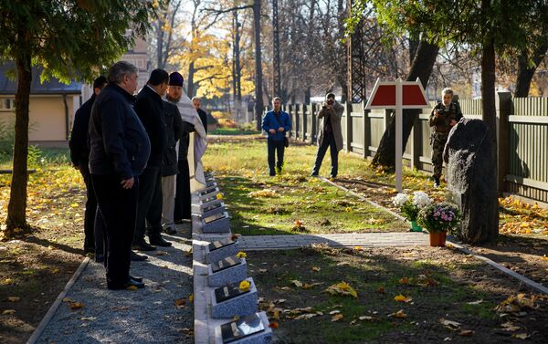 Sarkanās armijas karavīru brāļu kapu atklāšana Torņakalna kapos pēc rekonstrukcijas  - Sputnik Latvija