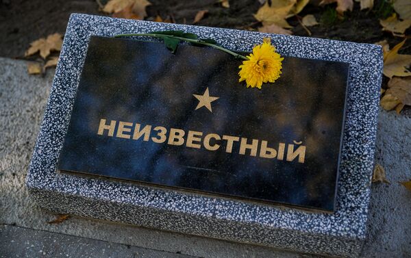 Открытие реконструированного братского воинского захоронения красноармейцев, погибших в годы ВОВ, на кладбище Торнякалнса - Sputnik Латвия