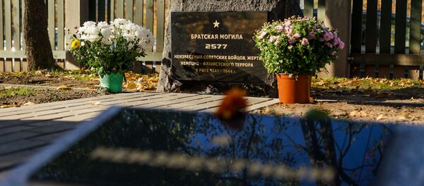 Открытие реконструированного братского воинского захоронения красноармейцев, погибших в годы ВОВ, на кладбище Торнякалнса - Sputnik Латвия