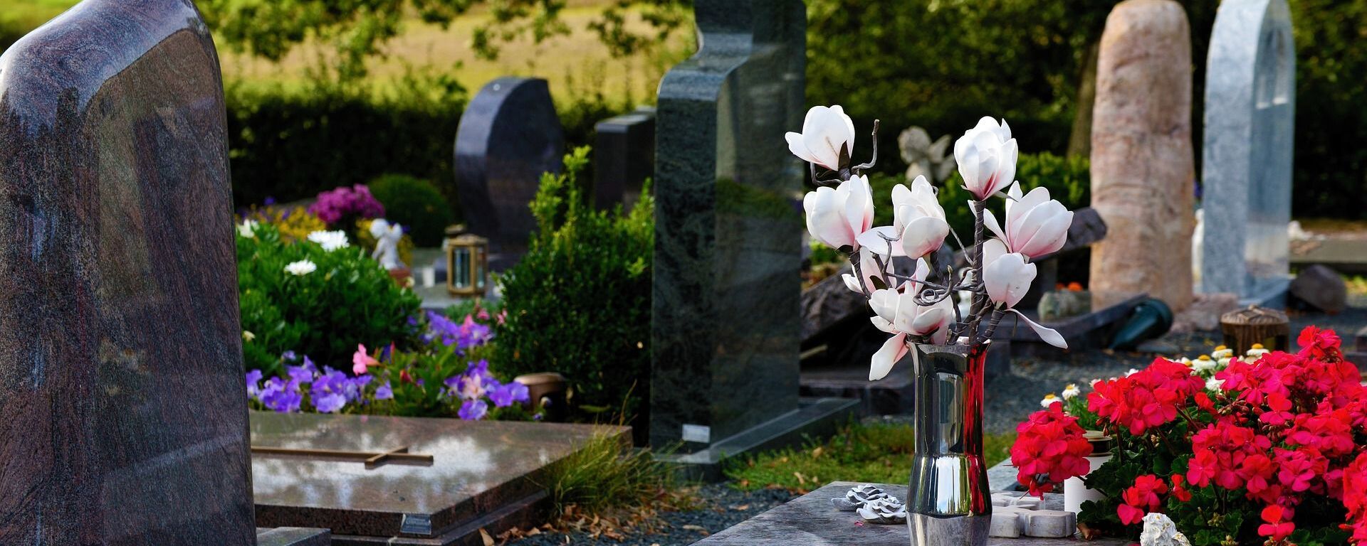 Цветы на кладбище - Sputnik Латвия, 1920, 17.07.2021
