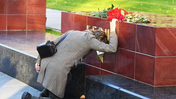 Ziedi Kerčas traģēdijas upuru piemiņai - Sputnik Latvija