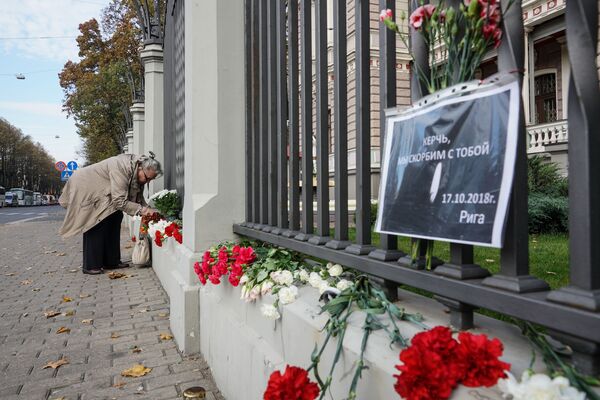 Трагедия в Керчи: ватники Латвии понесли цветы к неправильному посольству - Sputnik Латвия