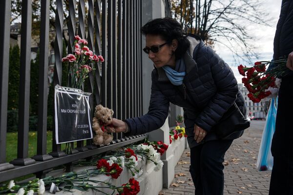 Трагедия в Керчи: ватники Латвии понесли цветы к неправильному посольству - Sputnik Латвия