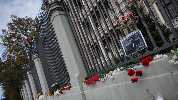 Rīgas iedzīvotāji noliek ziedus pie Krievijas vēstniecības Kerčas koledžā bojāgājušo cilvēku piemiņai - Sputnik Latvija