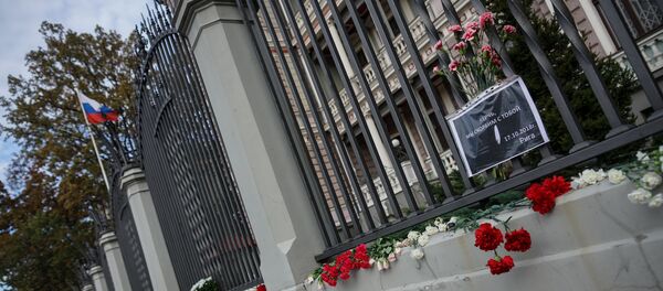 Rīgas iedzīvotāji noliek ziedus pie Krievijas vēstniecības Kerčas koledžā bojāgājušo cilvēku piemiņai Rīgas iedzīvotāji noliek ziedus pie Krievijas vēstniecības Kerčas koledžā bojāgājušo cilvēku piemiņai - Sputnik Latvija