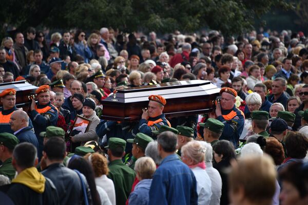 В Керчи простились с погибшими в колледже В Керчи простились с погибшими в колледже - Sputnik Латвия