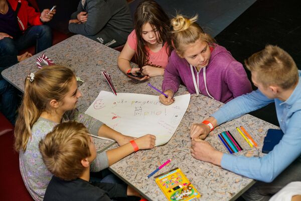 Здесь по-настоящему разговаривают: Арно подарил свой день рождения детям улиц Риги Здесь по-настоящему разговаривают: Арно подарил свой день рождения детям улиц Риги - Sputnik Латвия