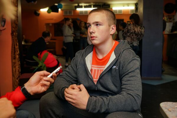 Здесь по-настоящему разговаривают: Арно подарил свой день рождения детям улиц Риги Здесь по-настоящему разговаривают: Арно подарил свой день рождения детям улиц Риги - Sputnik Латвия