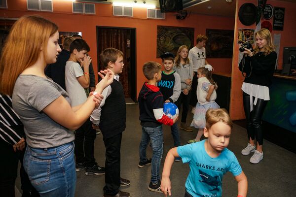 Здесь по-настоящему разговаривают: Арно подарил свой день рождения детям улиц Риги Здесь по-настоящему разговаривают: Арно подарил свой день рождения детям улиц Риги - Sputnik Латвия