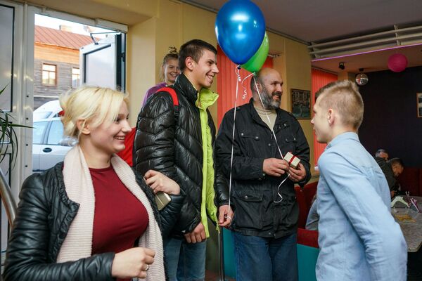 Здесь по-настоящему разговаривают: Арно подарил свой день рождения детям улиц Риги Здесь по-настоящему разговаривают: Арно подарил свой день рождения детям улиц Риги - Sputnik Латвия