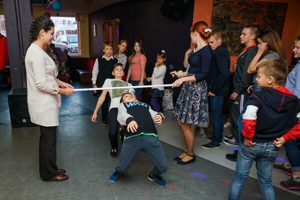 Здесь по-настоящему разговаривают: Арно подарил свой день рождения детям улиц Риги Здесь по-настоящему разговаривают: Арно подарил свой день рождения детям улиц Риги - Sputnik Латвия