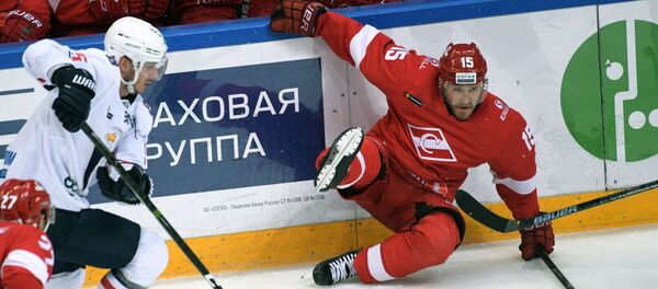 Игрок ХК Спартак Мартиньш Карсумс (справа) в матче регулярного чемпионата Континентальной хоккейной лиги сезона 2018/2019  - Sputnik Латвия