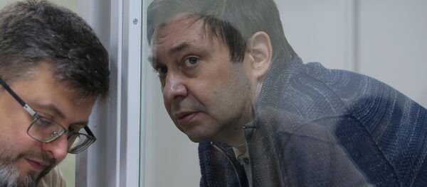 Адвокат Андрей Доманский (слева) и руководитель портала РИА Новости Украина Кирилл Вышинский на заседании в Херсонском апелляционном суде, 23 октября 2018 - Sputnik Латвия