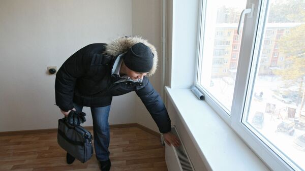 Мужчина проверяет систему отопления - Sputnik Latvija