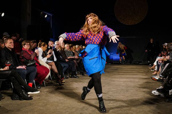 Посмотрите на меня: креативные находки дизайнеров на Неделе моды в Риге Посмотрите на меня: креативные находки дизайнеров на Неделе моды в Риге - Sputnik Латвия