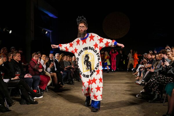 Посмотрите на меня: креативные находки дизайнеров на Неделе моды в Риге Посмотрите на меня: креативные находки дизайнеров на Неделе моды в Риге - Sputnik Латвия