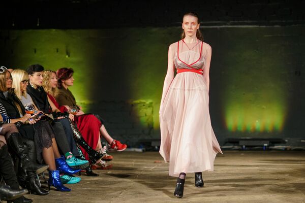 Посмотрите на меня: креативные находки дизайнеров на Неделе моды в Риге Посмотрите на меня: креативные находки дизайнеров на Неделе моды в Риге - Sputnik Латвия