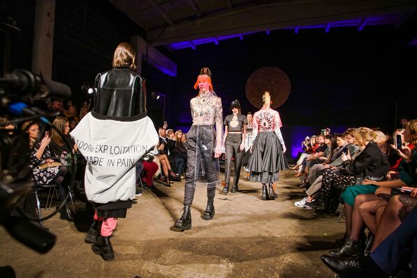 Посмотрите на меня: креативные находки дизайнеров на Неделе моды в Риге Посмотрите на меня: креативные находки дизайнеров на Неделе моды в Риге - Sputnik Латвия