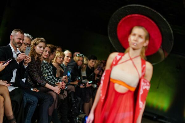 Посмотрите на меня: креативные находки дизайнеров на Неделе моды в Риге Посмотрите на меня: креативные находки дизайнеров на Неделе моды в Риге - Sputnik Латвия