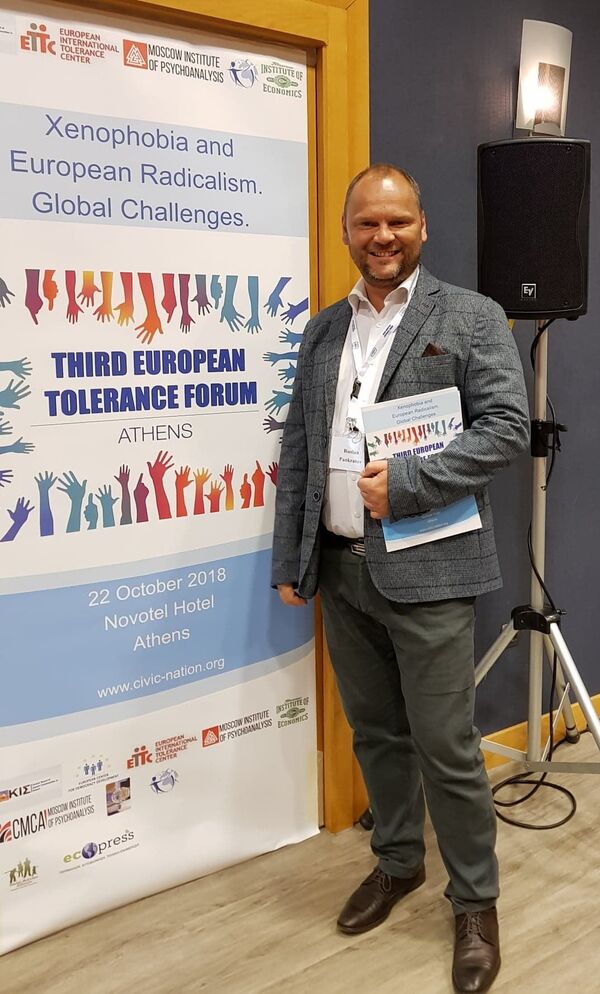 Затыкают и запугивают: на форуме в Греции правозащитник сдал Латвию с потрохами - Sputnik Латвия