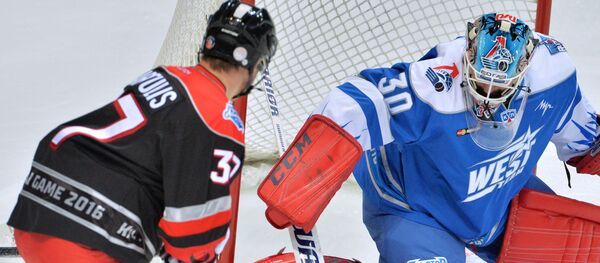 Игрок Востока Оскарс Бартулис (слева) и вратарь Запада Алексей Мурыгин в матче звезд Континентальной хоккейной лиги между командами Запад и Восток. - Sputnik Латвия