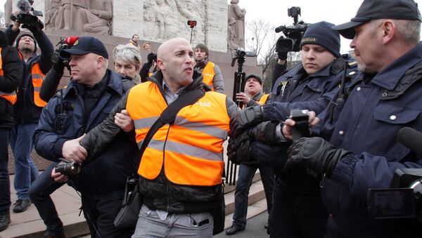Задержание британского журналиста Грэма Филлипса на шествии 16 марта в Риге - Sputnik Латвия