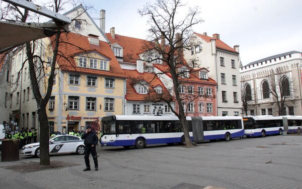 На один день городские автобусы превратились в полицейский спецтранспорт - Sputnik Латвия