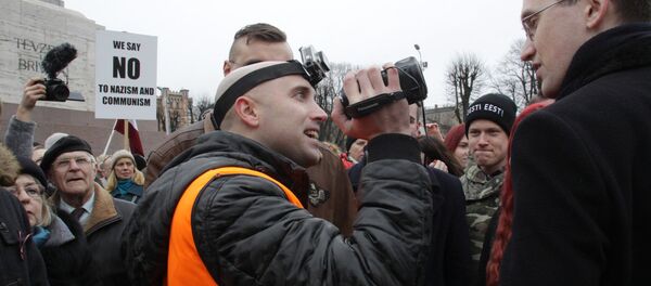 Британскому журналисту и блогеру Грэму Филлипсу работать не дали - его забрали в полицейский участок - Sputnik Latvija