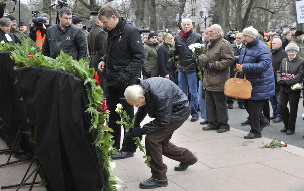 Цветы и венки во время шествия легли к подножию памятника Свободы - Sputnik Латвия