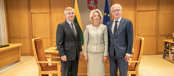 Latvijas, Lietuvas un Igaunijas parlamentu priekšsēdētāji Ināra Mūrniece, Viktors Prancketis un Eiki Nestors  Latvijas, Lietuvas un Igaunijas parlamentu priekšsēdētāji Ināra Mūrniece, Viktors Prancketis un Eiki Nestors  - Sputnik Latvija