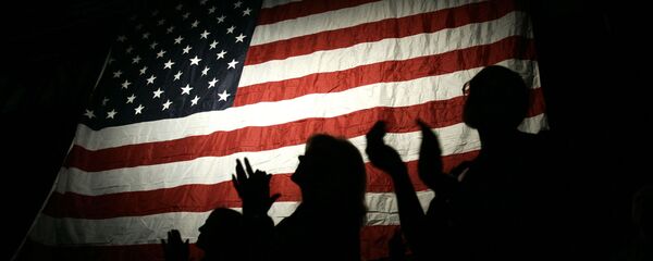 Люди на фоне американского флага Люди на фоне американского флага - Sputnik Latvija