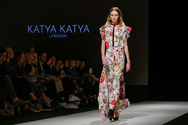 Новинкой бренда свадебных и вечерних платьев Katya Katya London стали наряды с яркими цветочными принтами - Sputnik Латвия