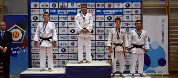 Латвийский дзюдоист Андрей Скоморохов (второй справа) на церемонии награждения на Кубке кадетов в Словении Латвийский дзюдоист Андрей Скоморохов (второй справа) на церемонии награждения на Кубке кадетов в Словении - Sputnik Латвия