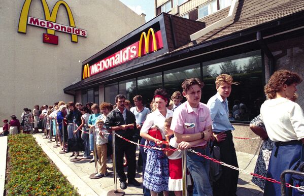 Очередь у ресторана McDonald's в Москве, 1990 год - Sputnik Латвия