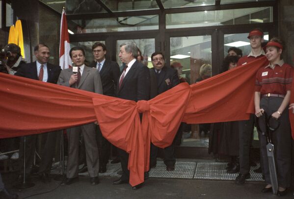 Торжественное открытия ресторан Макдональдс в Москве, 1990 год - Sputnik Латвия