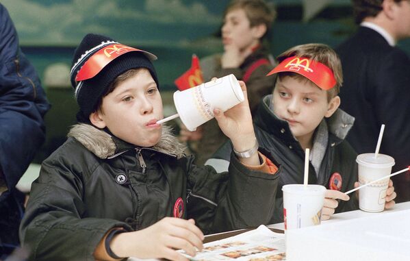 Посетители первого ресторана McDonald's в Москве, 1990 год  - Sputnik Латвия
